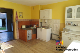 Dom z budynkami gospodarczymi- Karczówka